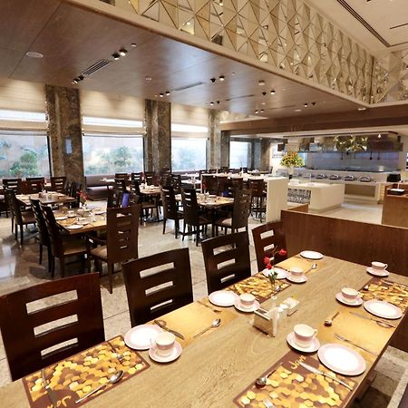 Hotel Madin Варанаси Екстериор снимка
