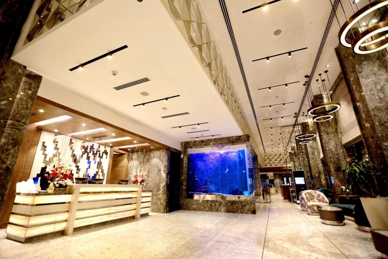 Hotel Madin Варанаси Екстериор снимка